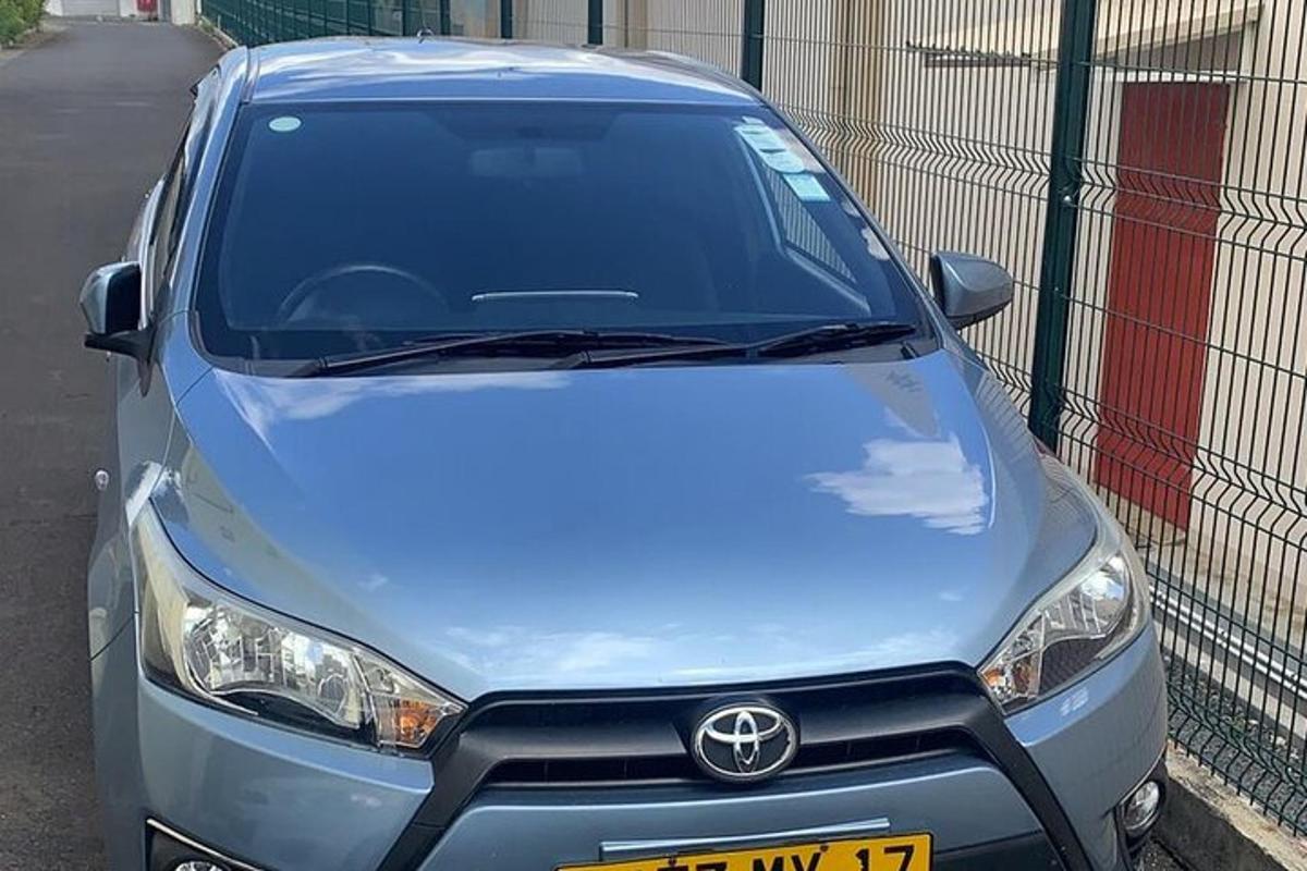 sinine auto pargitud aia kõrvale