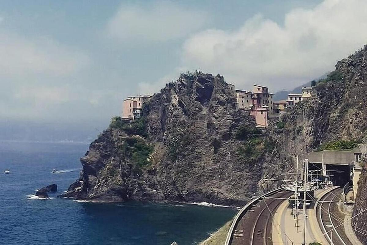 una città in cima a una montagna vicino all'oceano