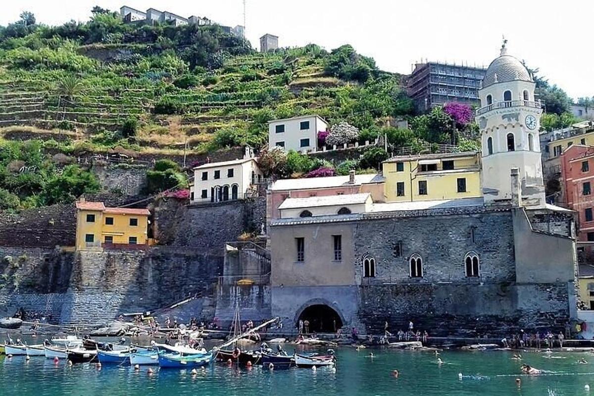 un gruppo di barche in acqua accanto a un edificio