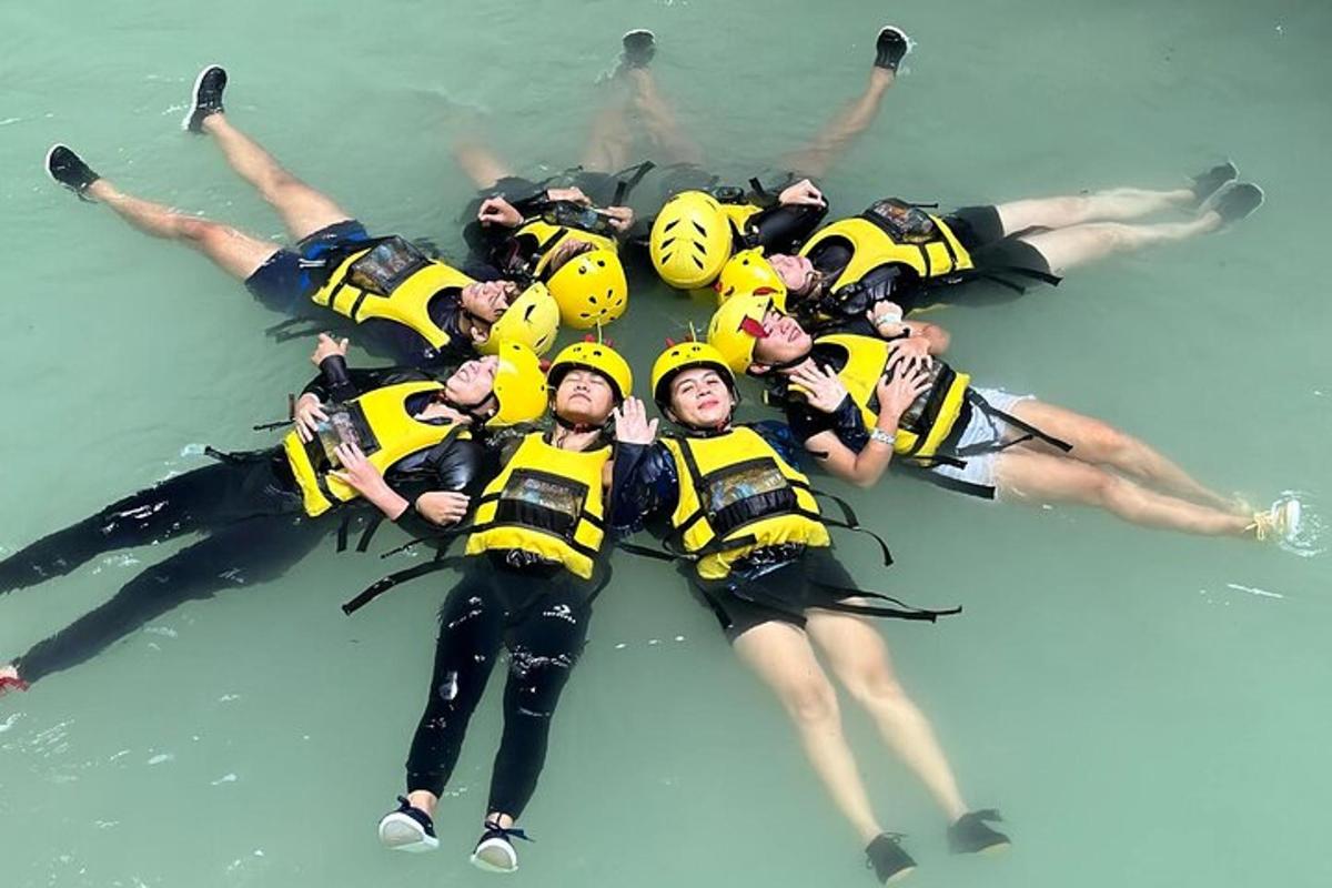un grup de oameni care înoată în apă