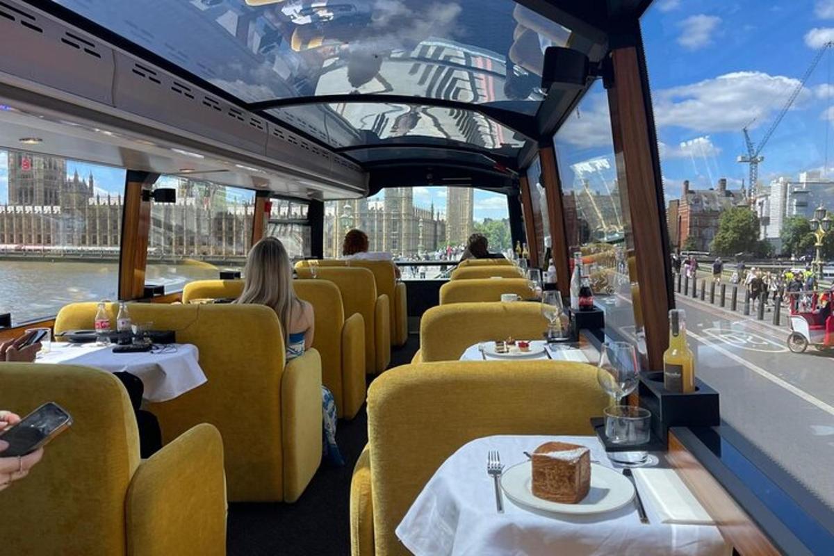 un ristorante con tavoli e sedie su una barca