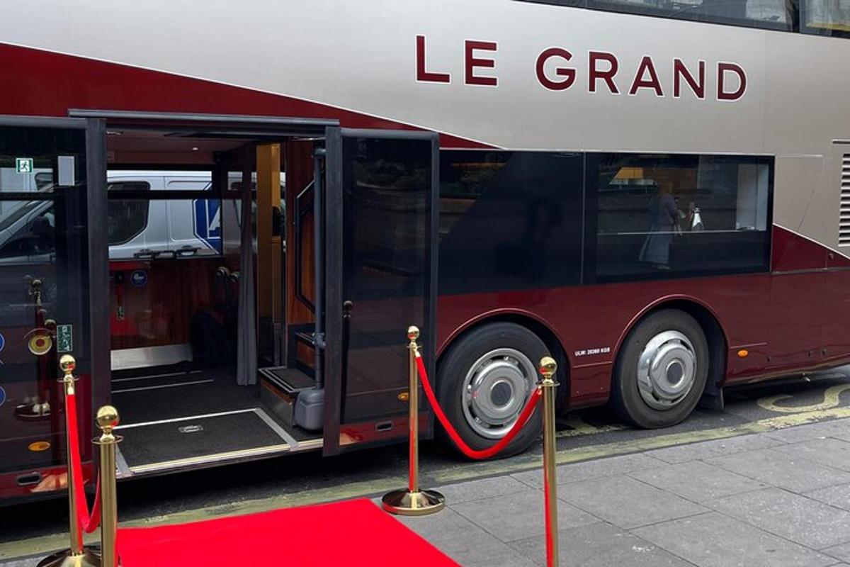 un autobus rosso e bianco con la porta aperta
