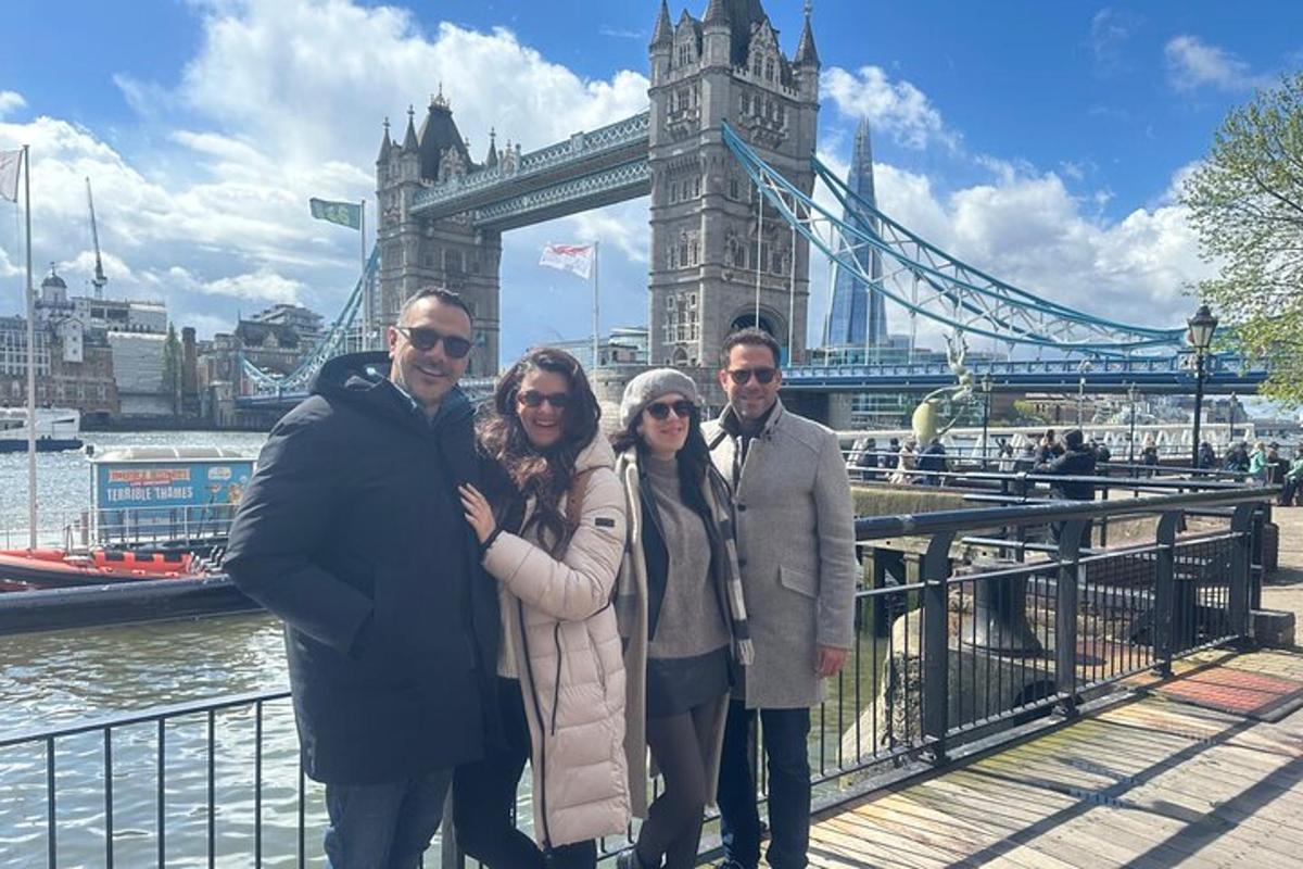 un grup de persones dempeus davant del Tower Bridge