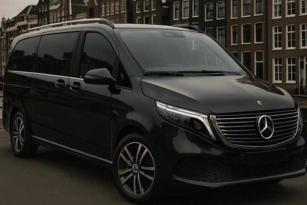 Ένα μαύρο βαν Mercedes Benz παρκαρισμένο σε έναν δρόμο