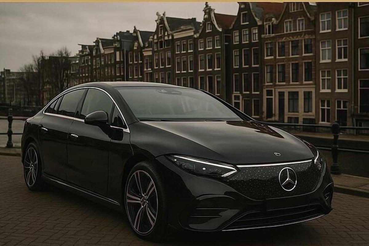 Un coche negro estacionado en una calle con edificios.