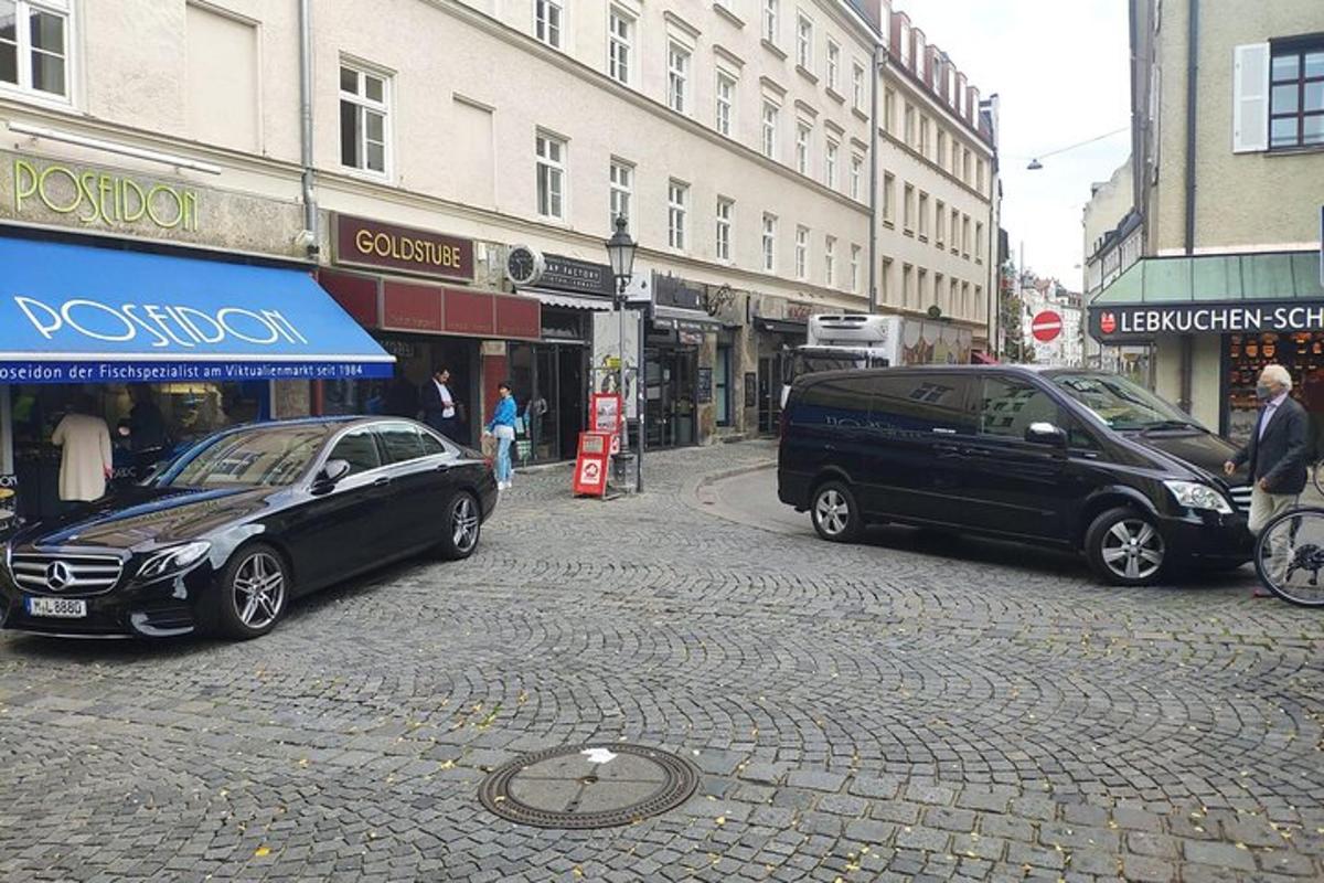 dvě auta zaparkovaná na ulici ve městě