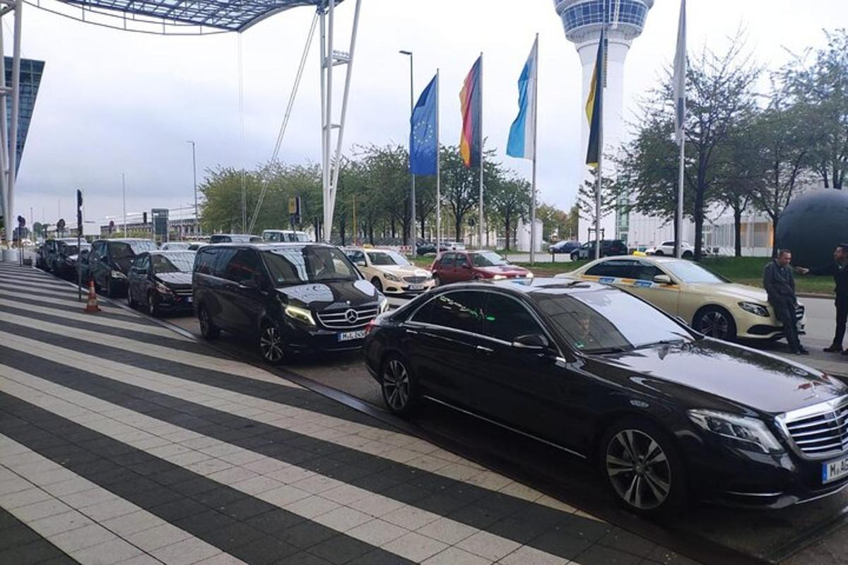 řada aut zaparkovaných na parkovišti