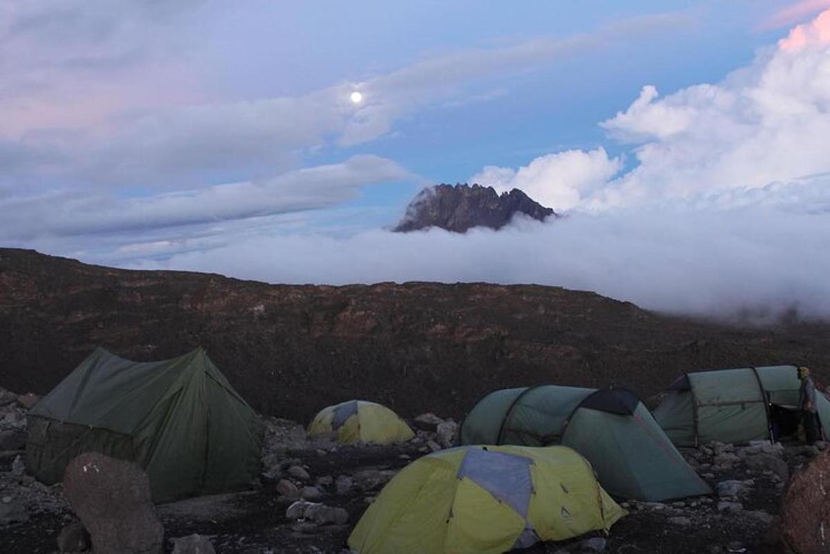 un gruppo di tende in cima a una montagna