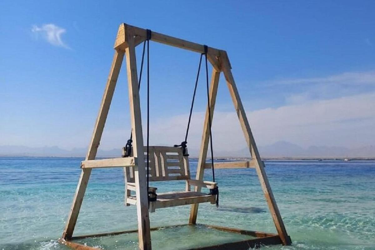 egy hinta a vízben a strandon