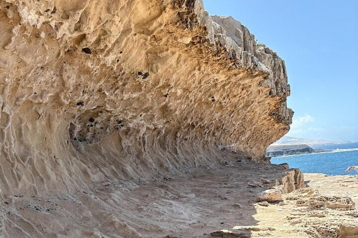 skalnata pečina ob oceanu na plaži