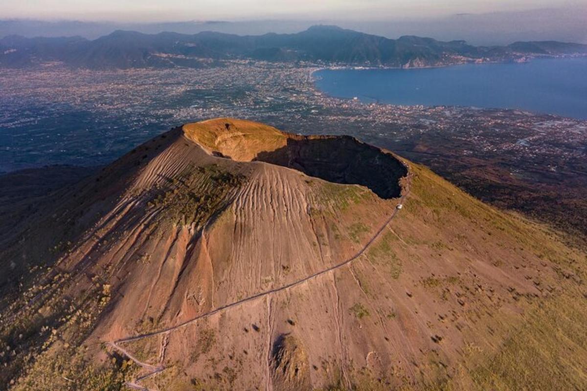 una vista aerea di una montagna con una strada su di essa