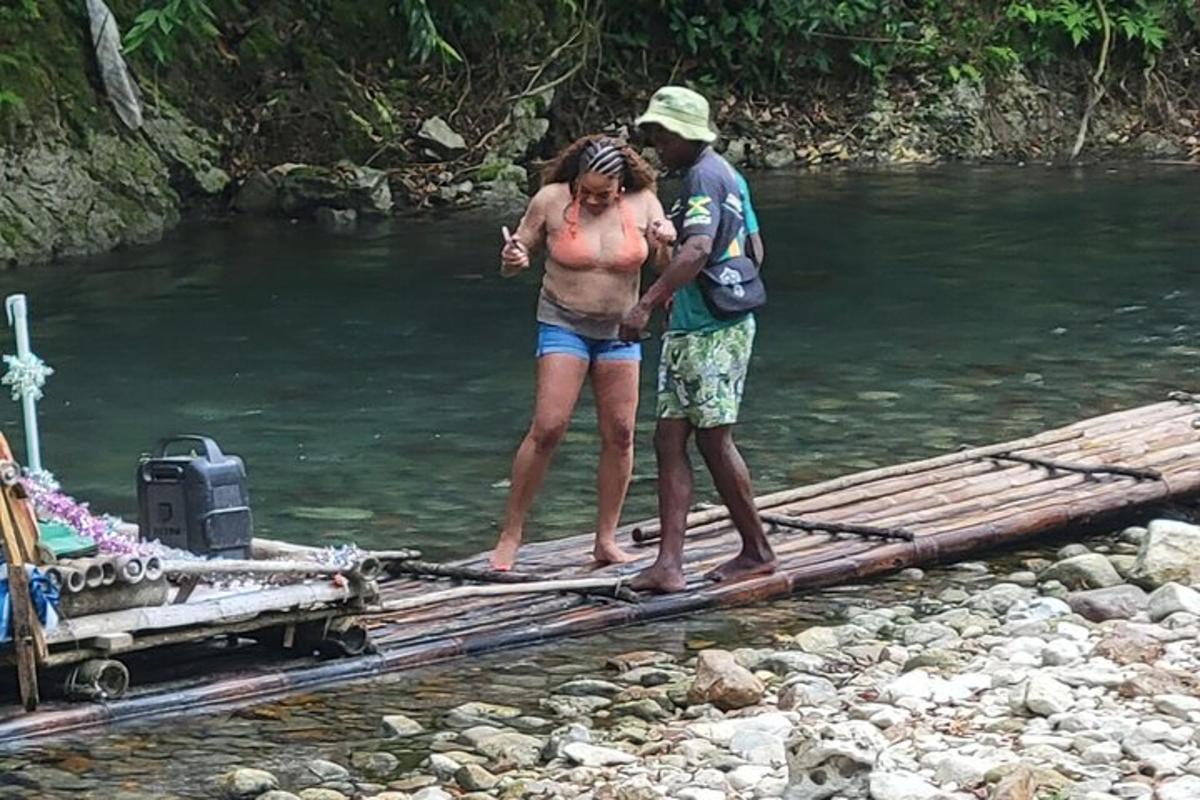 dos personas de pie en un puente sobre un río