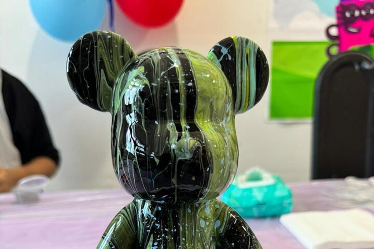 un orso di vetro verde seduto sopra un tavolo