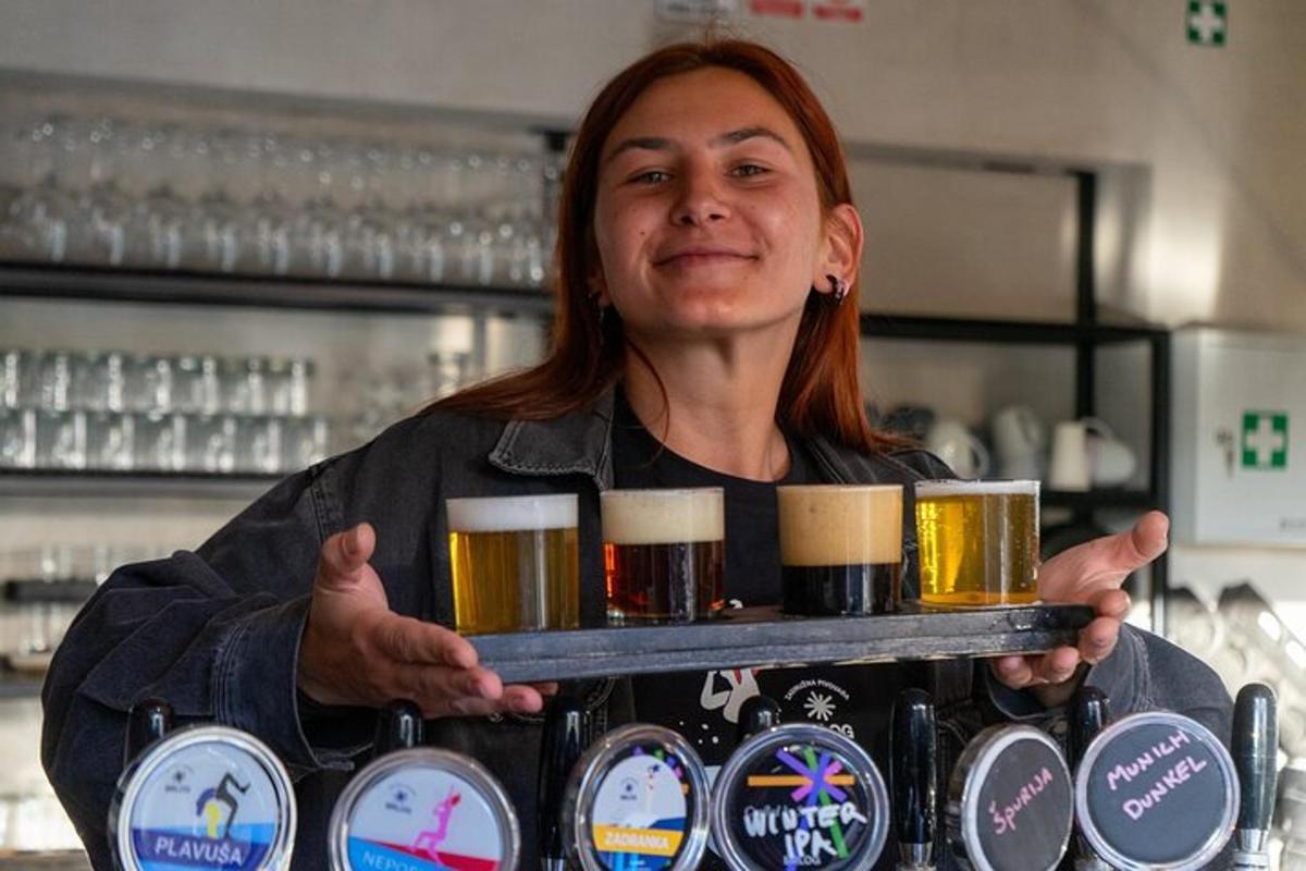 una dona que sosté una safata de gots de cervesa