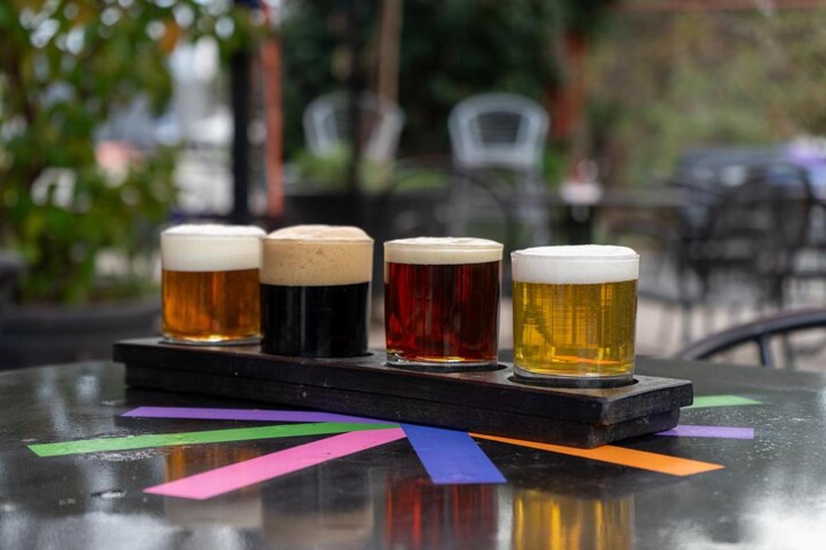 tres gots de cervesa en una safata sobre una taula