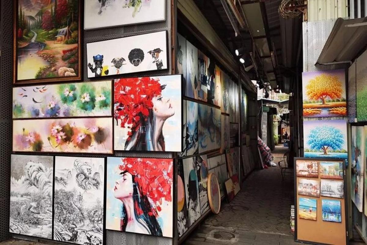 un muro pieno di opere d'arte sul lato di un edificio