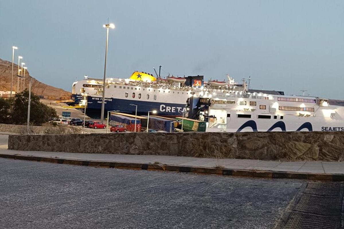 et cruiseskip ligger til kai på en parkeringsplass