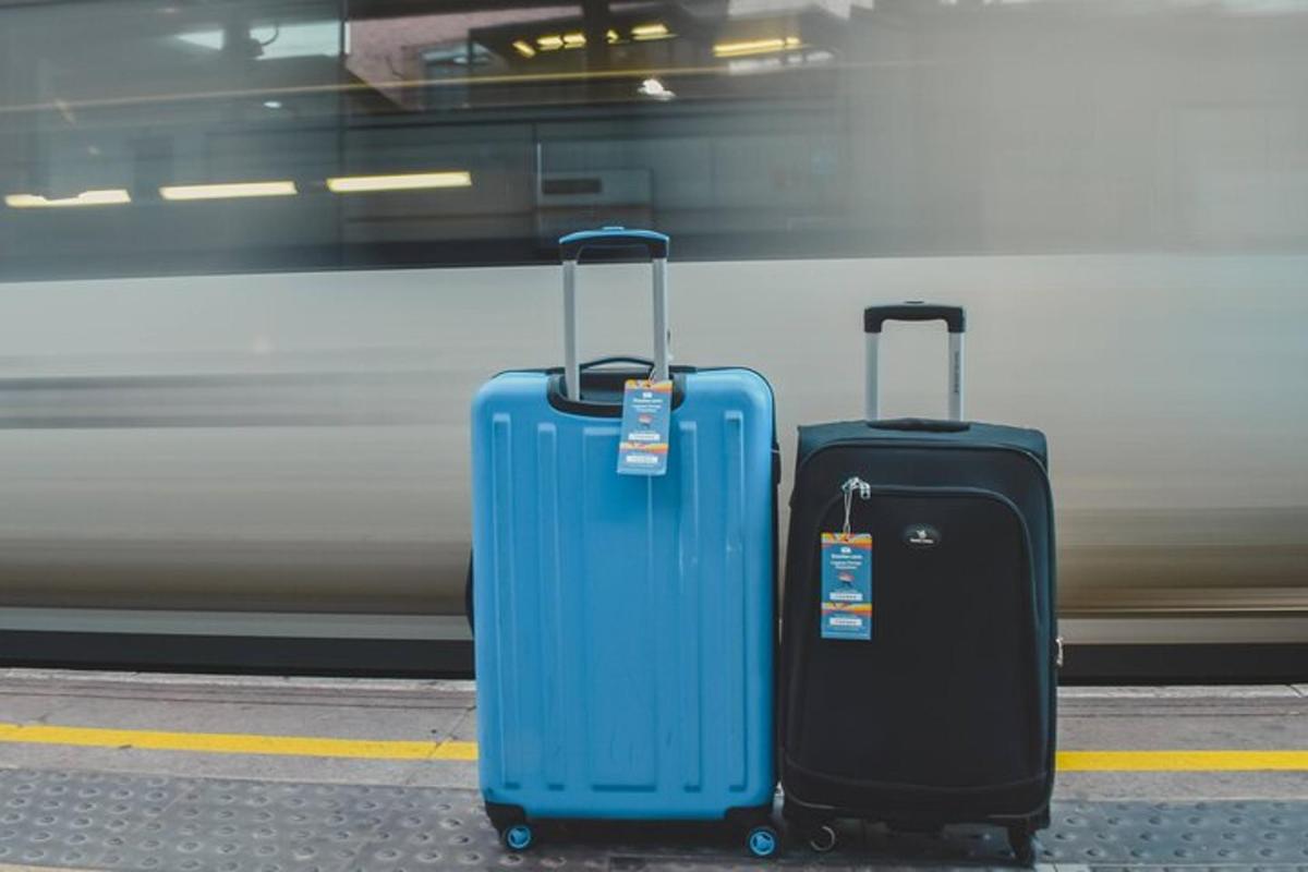 電車の横に置かれた3つの荷物
