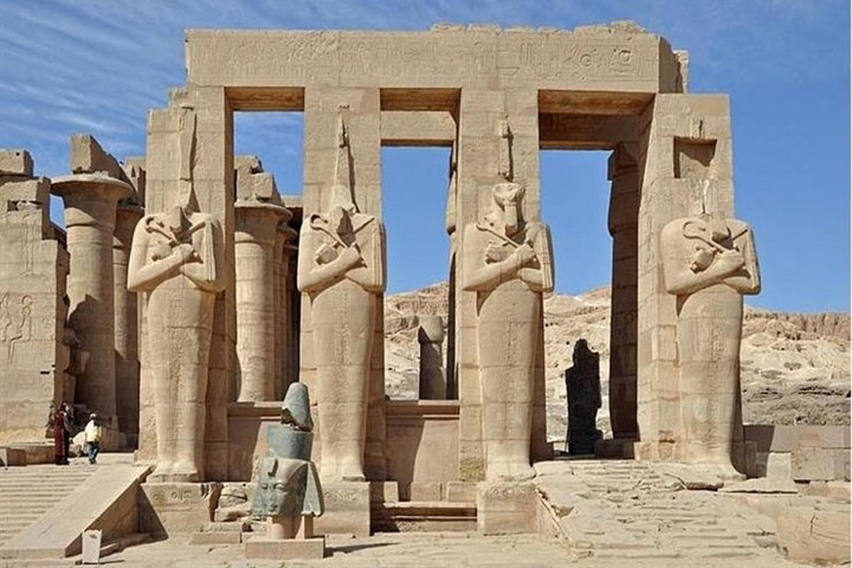 Ένα αρχαίο κτίριο με αγάλματα στην έρημο