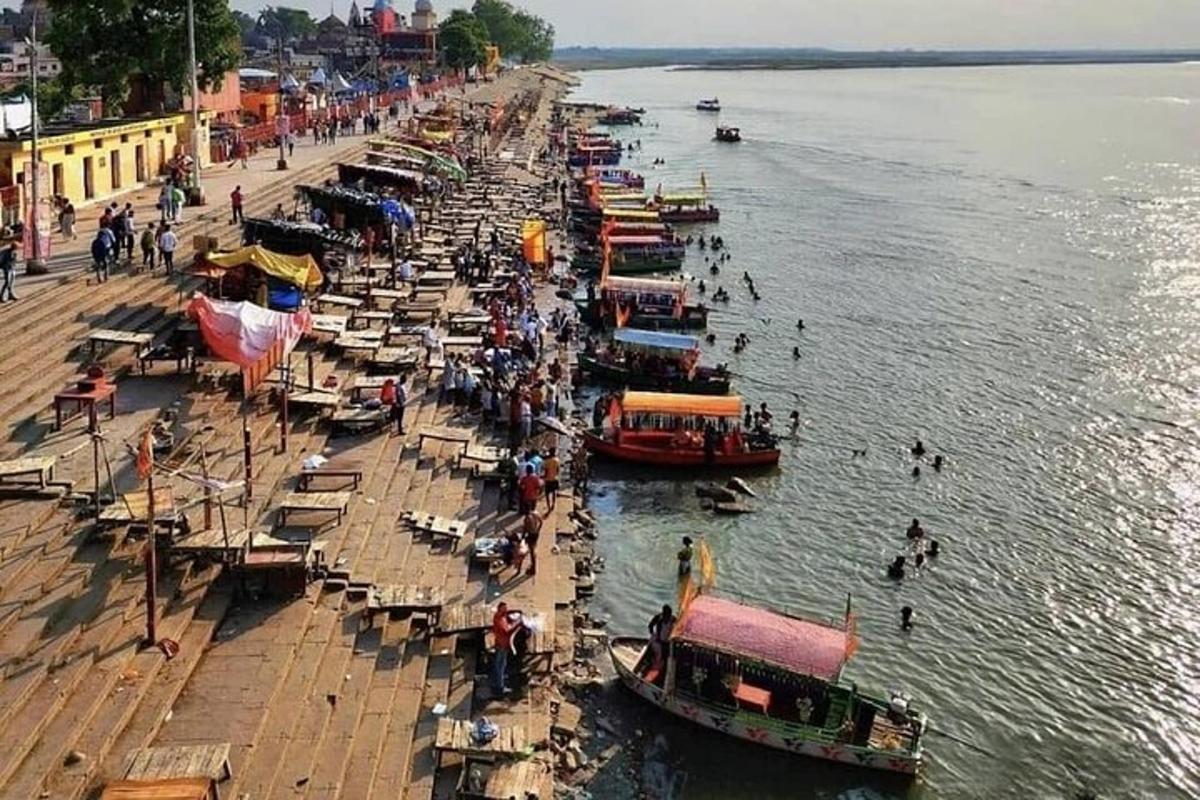 een groep boten ligt op het water opgesteld