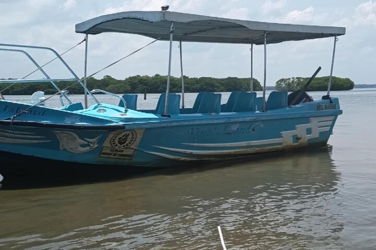 un barco azul con asientos azules en el agua