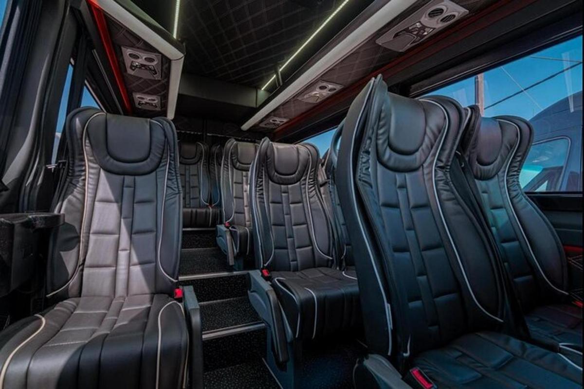 pohľad na zadné sedadlá autobusu