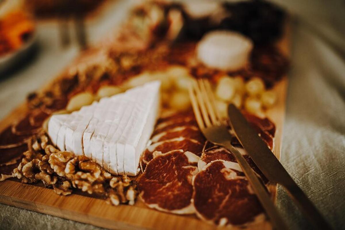 un piatto di cibo con un coltello e una forchetta e un coltello e una forchetta e un coltello