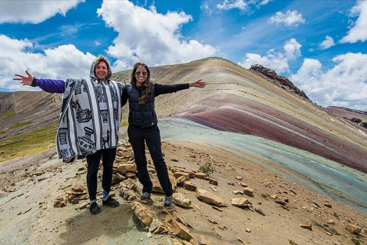 一男一女站在山顶上