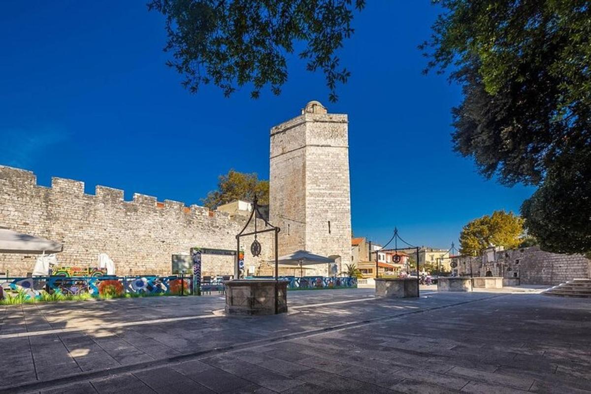 un castello con una torre con graffiti sopra