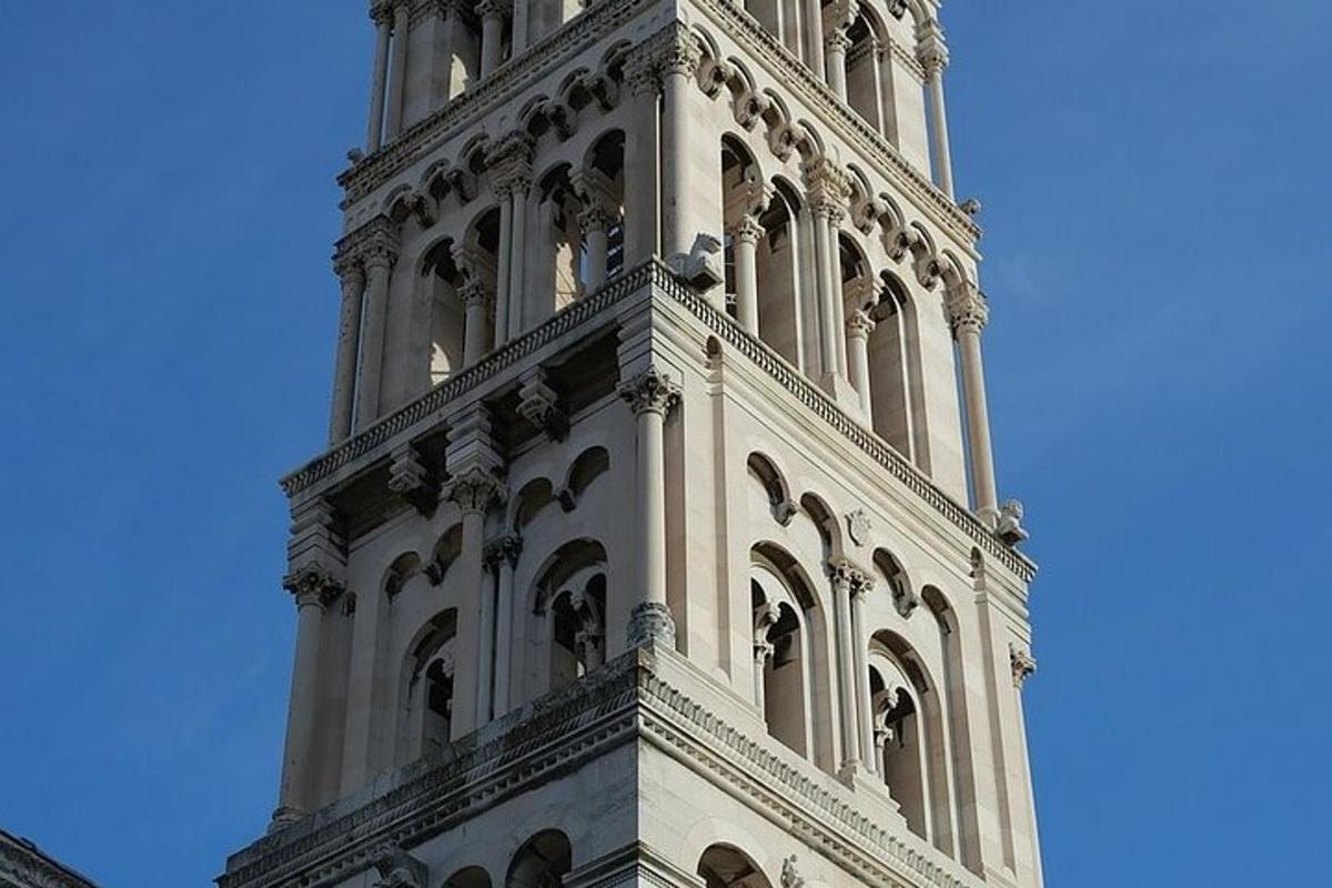 un'alta torre dell'orologio con un cielo blu sullo sfondo