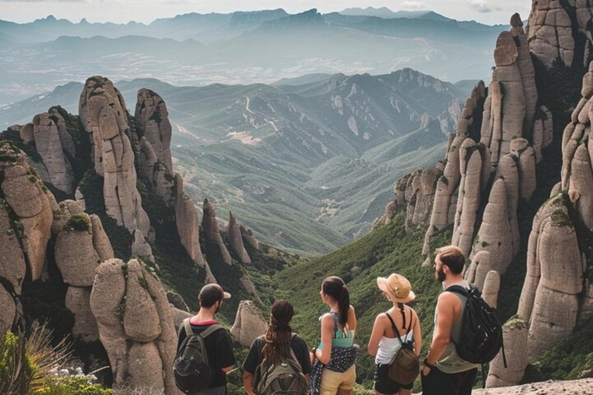 um grupo de pessoas em pé no topo de uma montanha