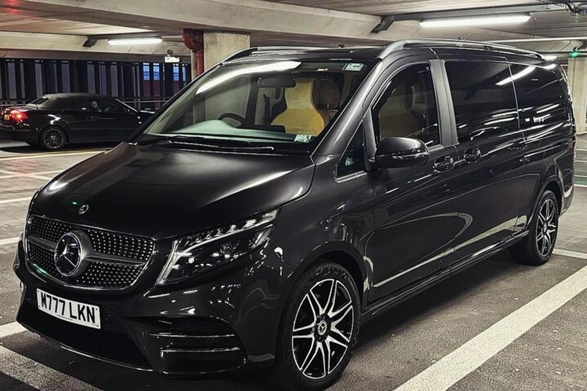 černé auto zaparkované na parkovišti