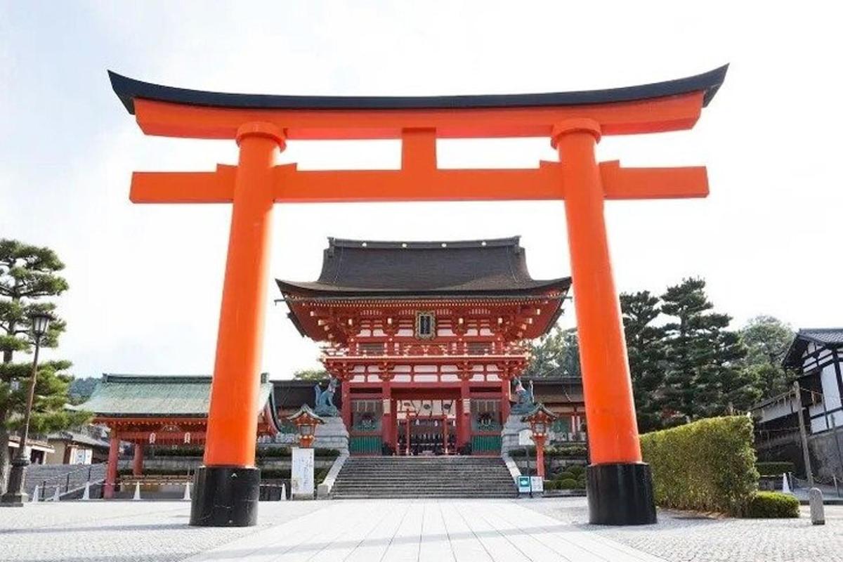 oranžová brána torii před budovou