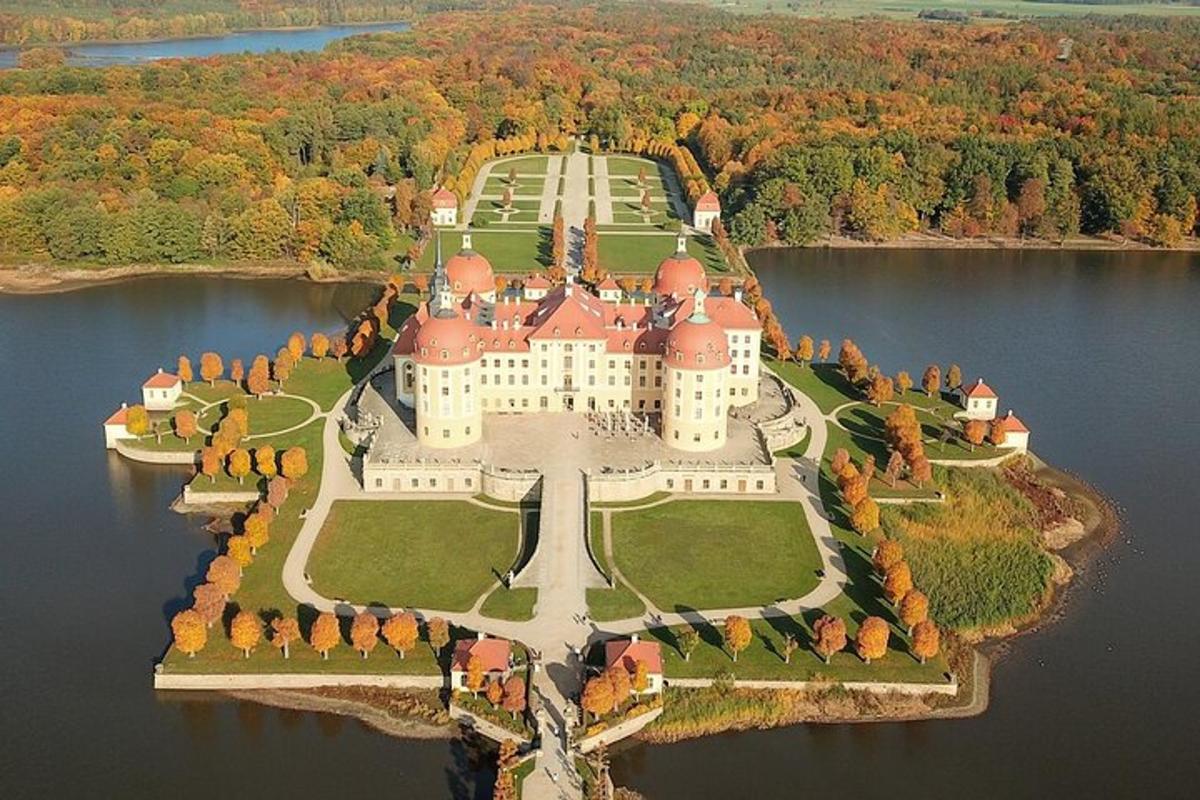 un'isola con un castello in mezzo a un lago