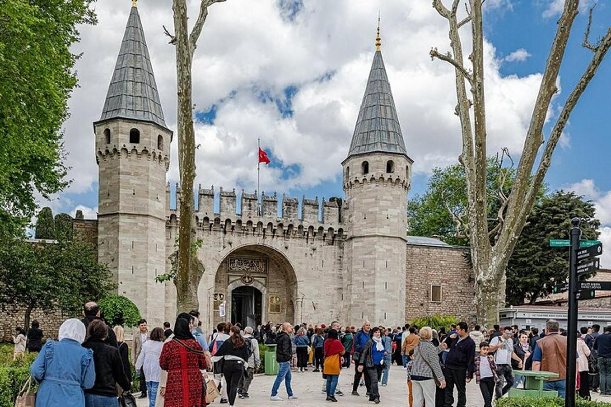 una folla di persone che camminano davanti a un castello