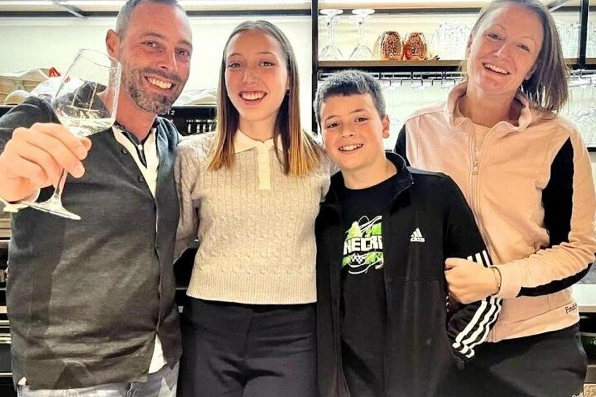 Egy család pózol egy képhez egy szupermarketben