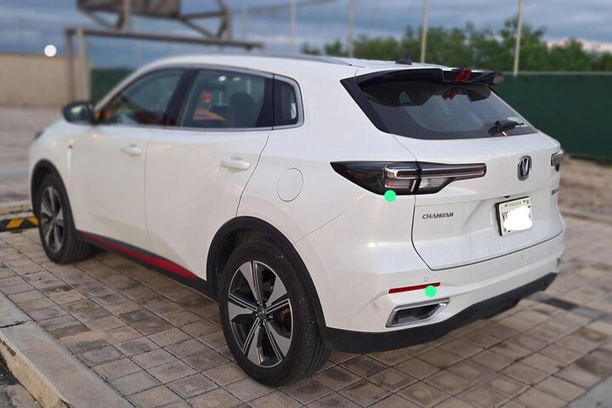 một chiếc xe màu trắng đỗ trong bãi đậu xe