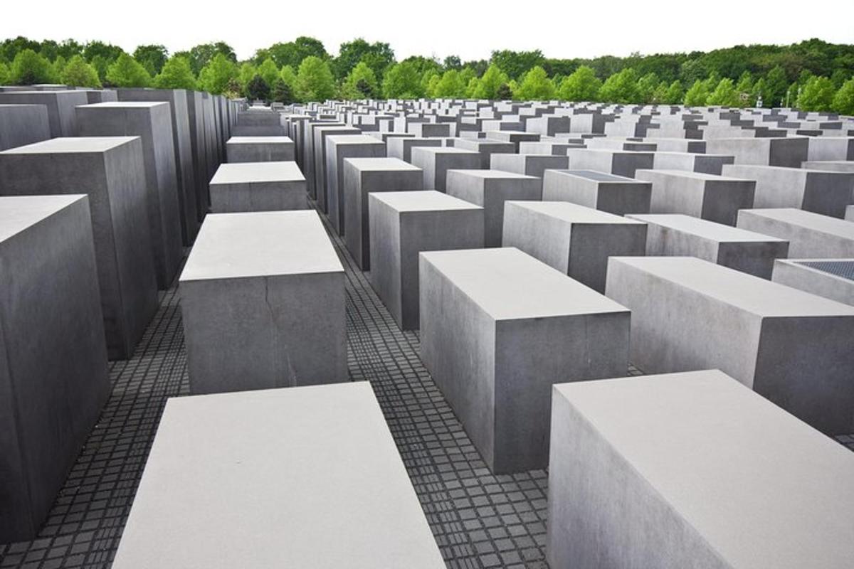 eine Reihe von Betonbänken auf einem Bürgersteig