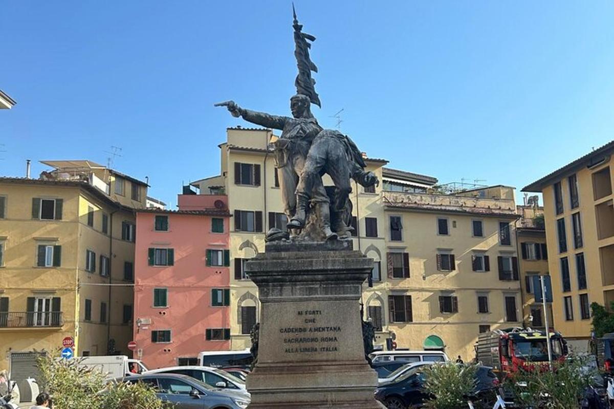 Una estatua de un hombre a caballo en una ciudad.