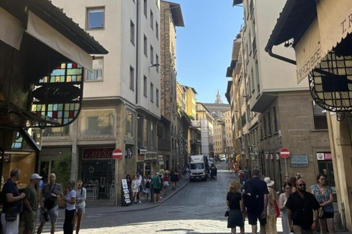 un grupo de personas caminando por una calle de la ciudad