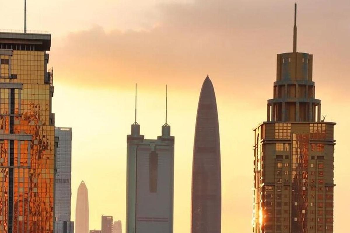 un grup d'edificis alts en una ciutat