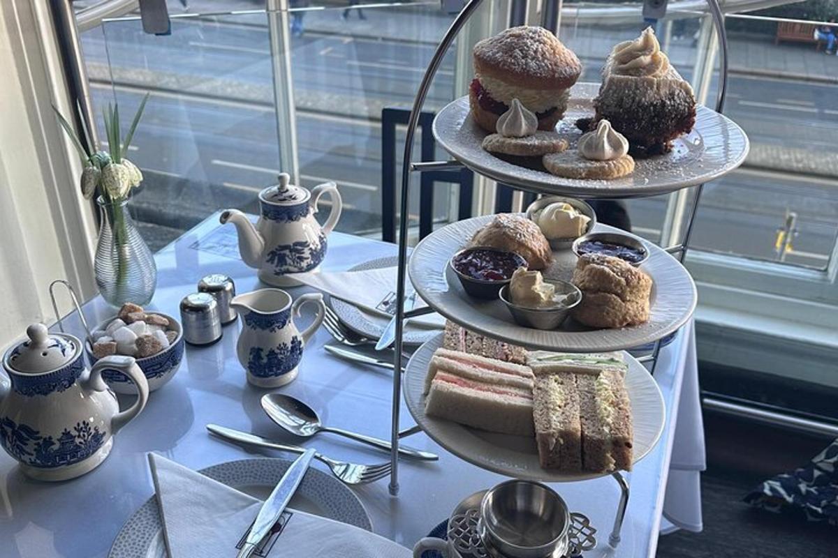 o masă cu farfurii pe trei niveluri cu produse de patiserie și biscuiți