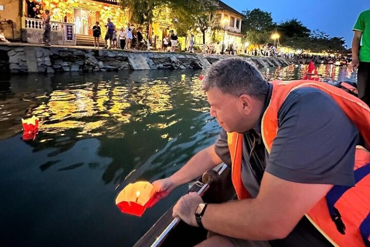 човек у чамцу у води