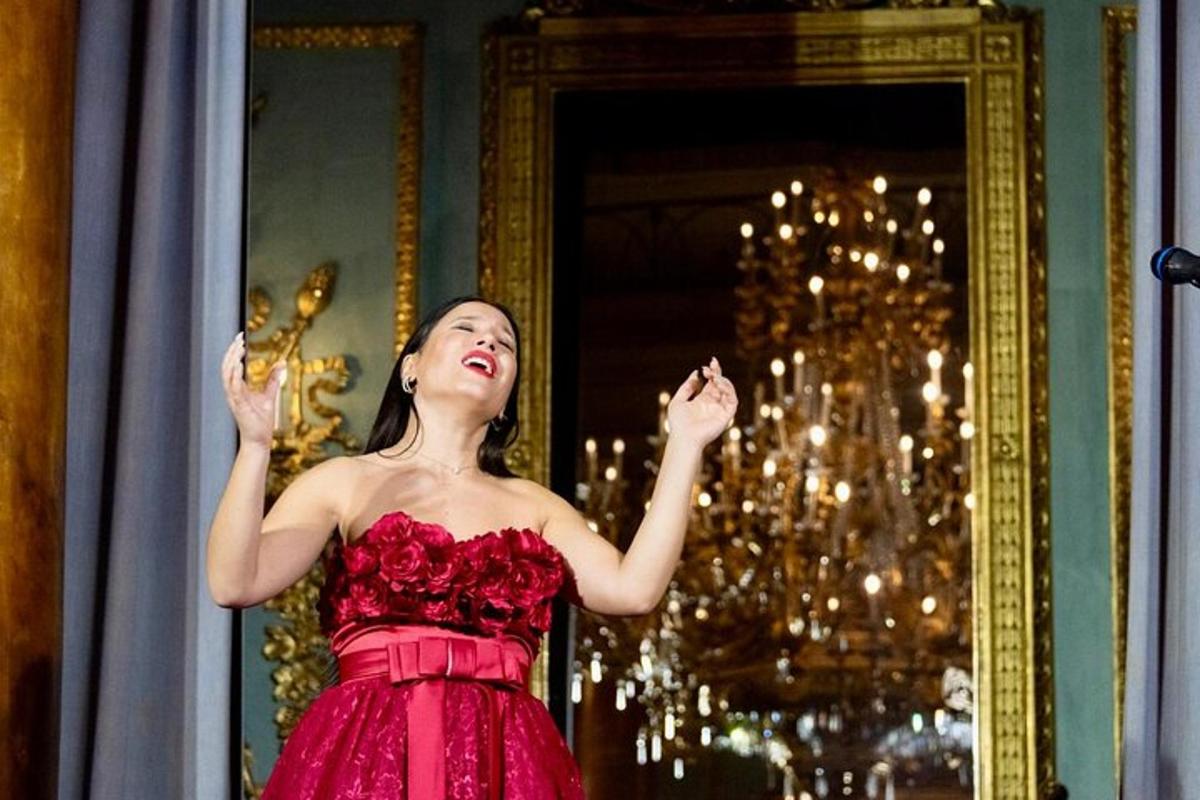isang babaeng naka red dress na nakatayo sa harap ng salamin