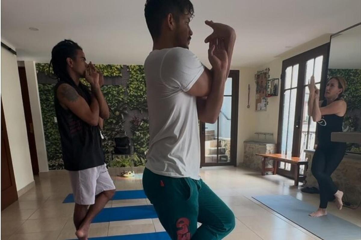 un grup de oameni care fac yoga într-o cameră