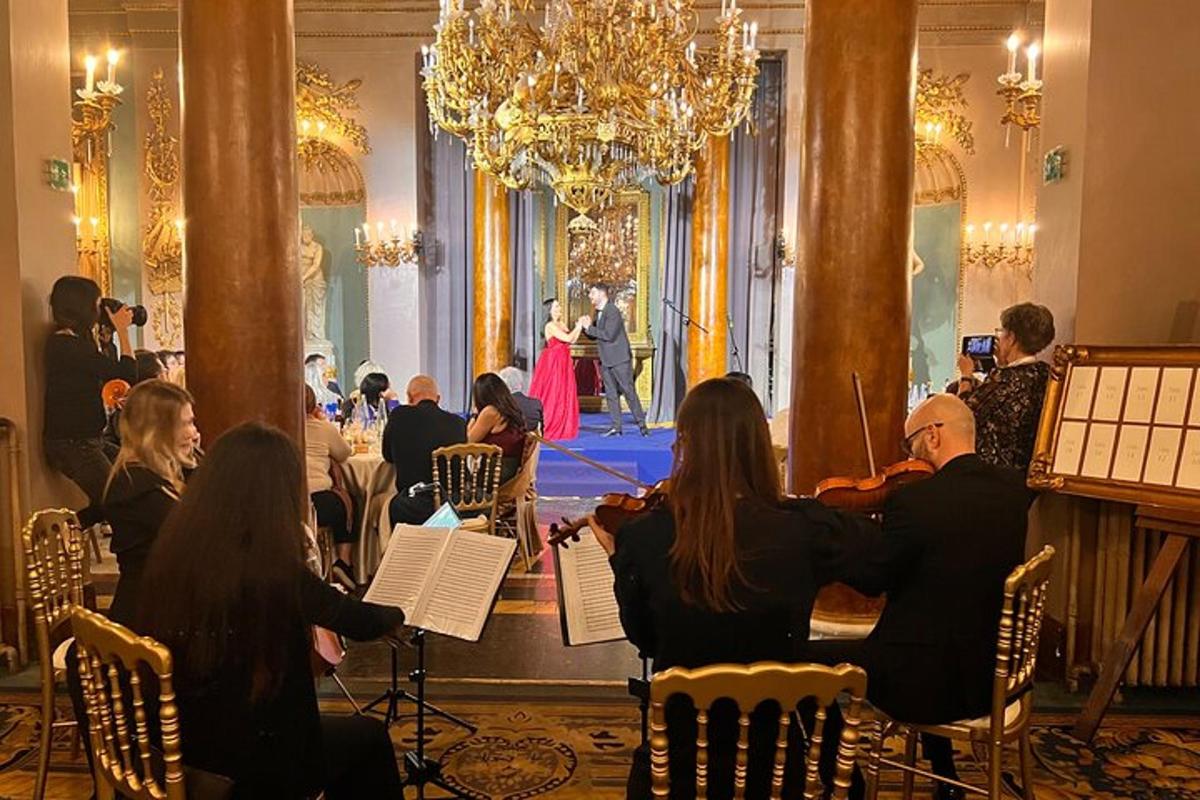 skupina lidí hrajících hudbu v místnosti
