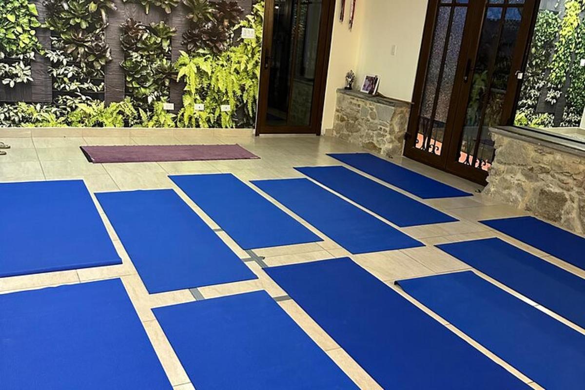 o cameră cu podea albastră în fața unei case