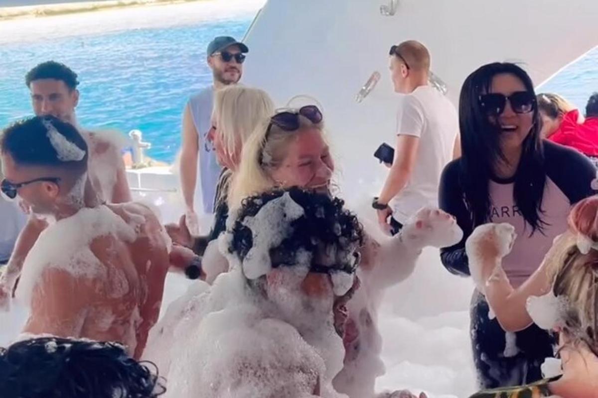 um grupo de pessoas brincando na água com espuma