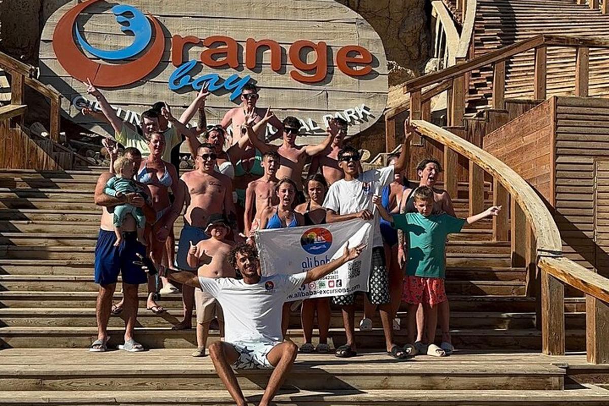 um grupo de pessoas posando para uma foto na escada