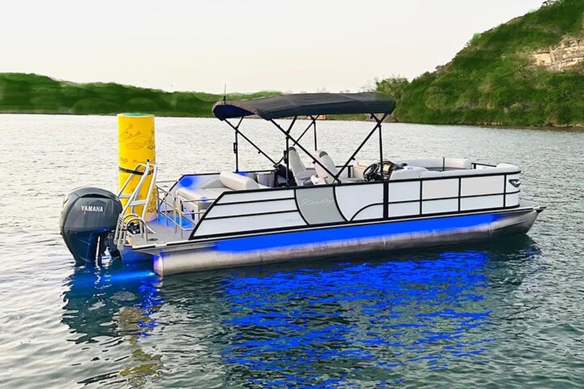 Un pequeño barco azul y blanco en el agua